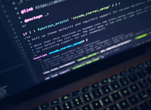 Notebook com códigos em tela