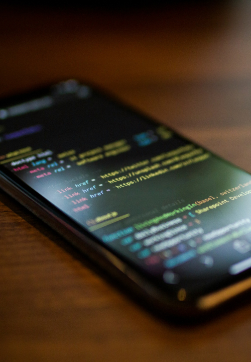 Celular sobre a mesa com códigos em tela