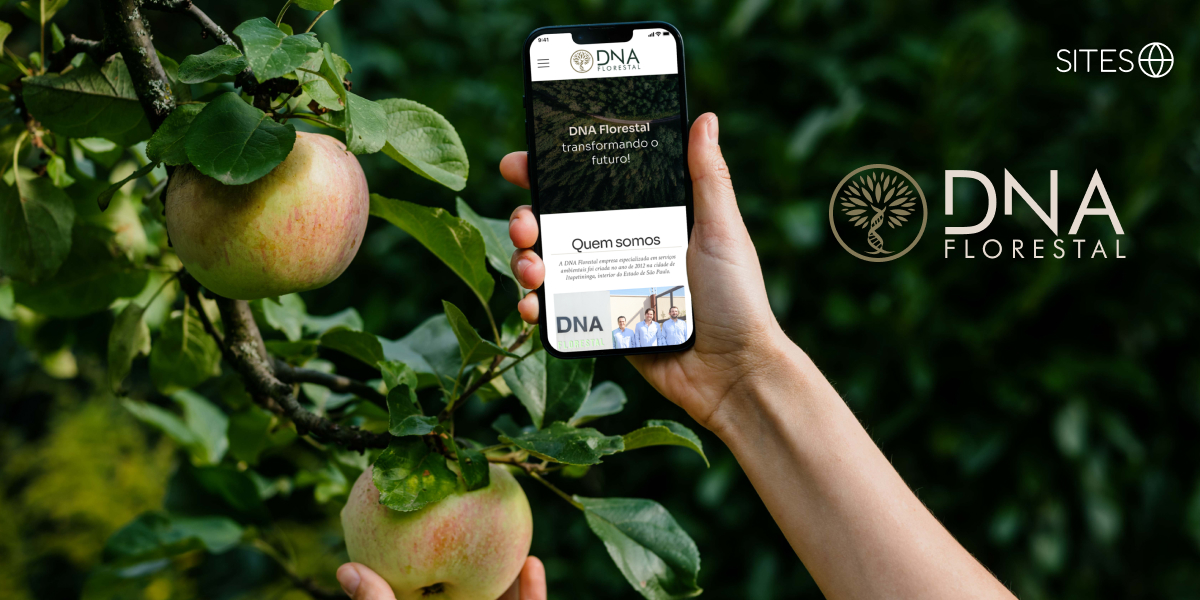 Uma mão segurando o celular com o site da DNA Florestal aberto e ao lado de uma macieira